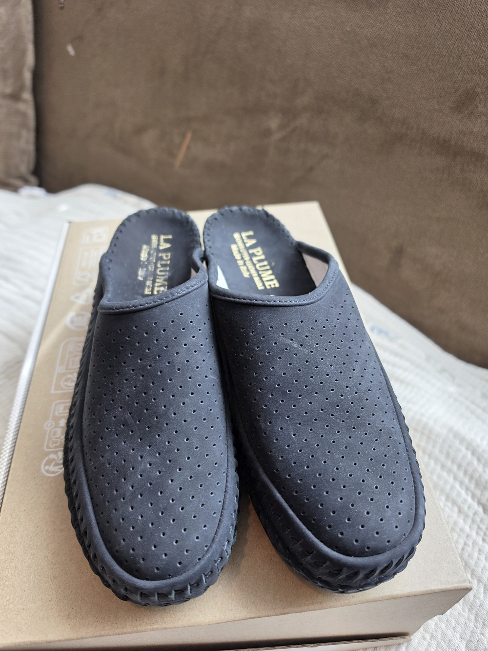 La Plume Womens Slip Ons